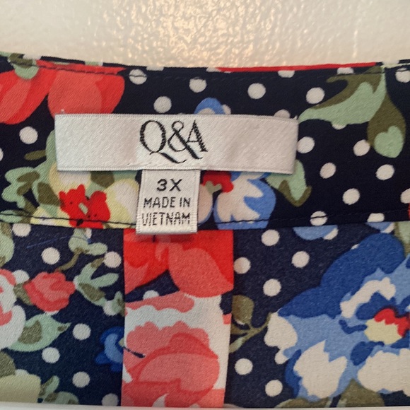 navy polka dot plus 3x blouse with pink and blue flowers. Beautiful! - Picture 2 of 5